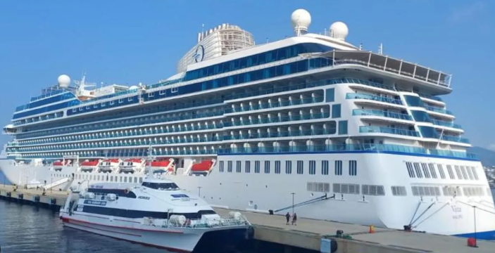 Bodrum’a dev kruvaziyer akını: 1142 turist kenti keşfetti